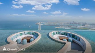 السباحة الفنية في منتجع العنوان