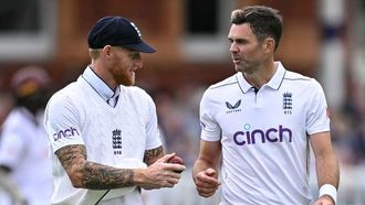 ستوكس يحتفل بأندرسون باعتباره الماعز