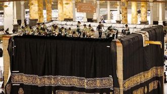 كسوة جديدة تغطي كايبا المقدسة