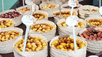 82 صنفاً يتنافسون في مهرجان ليوا للتمور