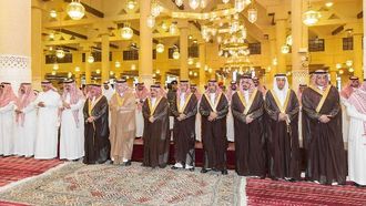 أمير الرياض يتقدم جنازة الأميرة سلطانة