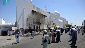 مسجد القبلتين: نقطة جذب يومية للزوار