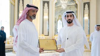 عجمان تكرم موظفي الحكومة المتميزين