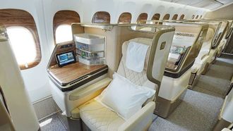 طائرة بوينج 777 مطورة من طيران الإمارات تتجه إلى جنيف