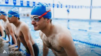 لماذا يرتدي السباحون السترات قبل السباقات؟