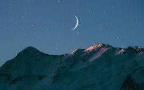 Celestial Triangle Lights Up Saudi Sky