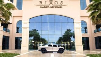 عرض سيارة تسلا سايبرترك في فنادق ريكسوس