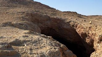 استكشف كهف العقرب الأسود