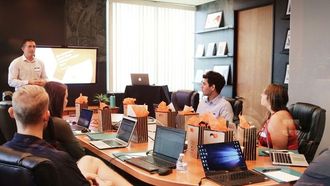 دور العمل الجماعي في نجاح بلو لاند