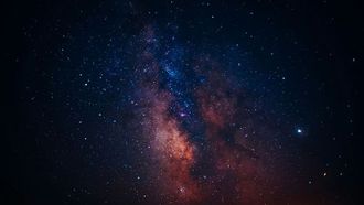 رقصة مجرية تشكل عملاقا كونيا