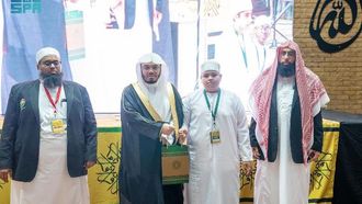 إمام يكرم الفائزين في مسابقة القرآن الكريم