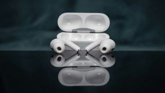 سماعات AirPods تتحول إلى أجهزة مساعدة على السمع بعد موافقة إدارة الغذاء والدواء