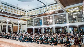 Imam Honors Quran Contest Winners