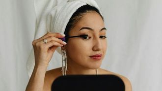 مخاطر استخدام الماسكارا المقاومة للماء ليلاً