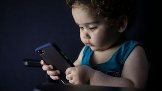 وقت الشاشة مقابل جودة نوم الطفل