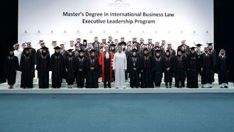 ولي عهد دبي في حفل تخرج باريس الثانية