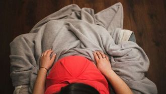 دراسة تربط بين نوم الأم ونمو الطفل