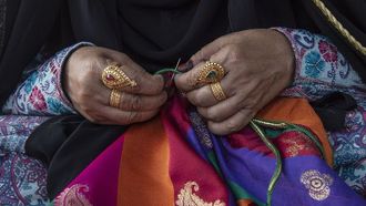 تطور الحرف التقليدية في الإمارات العربية المتحدة إلى تجارة