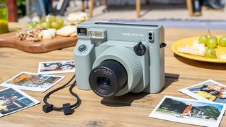 فوجي فيلم تطلق كاميرا INSTAX WIDE 400