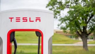 سهم تسلا يصل إلى أعلى مستوى إغلاق له هذا العام بعد نتائج الربع الثالث