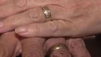 زوجان من فلوريدا يعثران على خاتم زواجهما بعد مرور عقد من الزمان