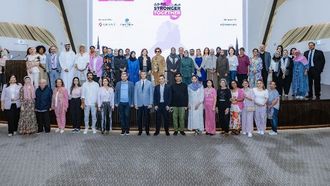 الاحتفال بشهر التوعية بسرطان الثدي في الإمارات العربية المتحدة