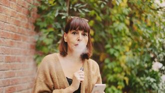 المملكة المتحدة تحظر السجائر الإلكترونية للاستخدام مرة واحدة من أجل سلامة الشباب