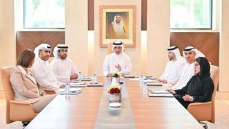 مكتب المنح الدراسية يستضيف اجتماعا للطلاب