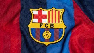 فتاة لبنانية تقف بقوة بقمصان برشلونة