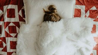 الحرمان من النوم في منتصف العمر يؤثر على شيخوخة الدماغ