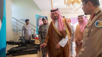 أمير المدينة المنورة يزور قيادة حرس الحدود