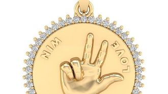 مجوهرات إيتيكا تطلق قلادة بمناسبة اليوم الوطني لدولة الإمارات العربية المتحدة