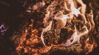 حريق جبلي بالقرب من لوس أنجلوس يظهر تقدما