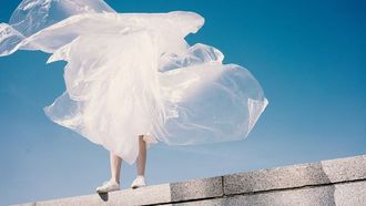 عارضات الأزياء الحية تثير الجدل في مجال تسويق الأزياء