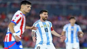 ميسي يعبر عن إحباطه من الحكم خلال المباراة