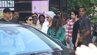 Shah Rukh Khan Votes With Family In Elections