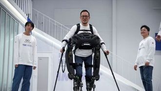 بدلة المشي F1 تساعد المصابين بالشلل النصفي على الحركة