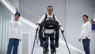 بدلة المشي المبتكرة F-1 تساعد المصابين بالشلل النصفي