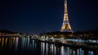 إخلاء برج إيفل بعد ماس كهربائي