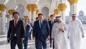 Mongolian PM Visits Sheikh Zayed Grand Mosque