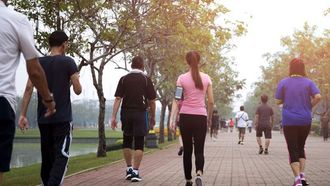 دراسة: المشي اليومي يخفف من أعراض الاكتئاب