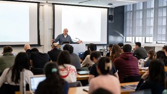 ياسين آيت ساحلية يتسلم جائزة العبقري العربي