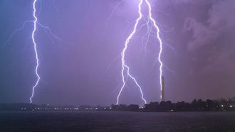 صاعقة تضرب معالم العاصمة واشنطن الشهيرة في ليلة رأس السنة