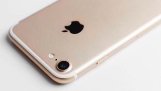 تراجع مبيعات آيفون من آبل وسط المنافسة