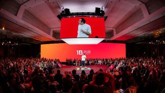 استثمار وقت الشباب على مواقع التواصل الاجتماعي بشكل إيجابي