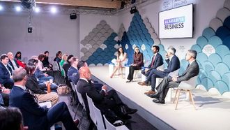 المزايا الاقتصادية للإمارات العربية المتحدة محل نقاش في دافوس 2025