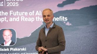 جناح دولة الإمارات العربية المتحدة يستكشف مستقبل الذكاء الاصطناعي في دافوس 2025