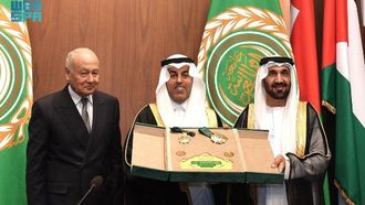 الدكتور مشعل السلمي يحصل على وسام التميز العربي