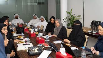 مراجعات رعاية الأسرة لممارسات رعاية الأطفال في دبي