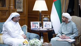 حمدان بن زايد يناقش الصور الجوية للإمارات